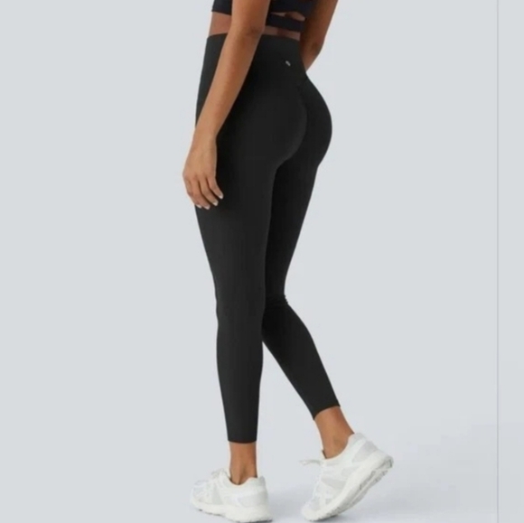 🚨NEW HALARA Black SoCinched High Waisted Scrunch 7/8 Leggings Pockets Sz Large - Picture 1 of 12